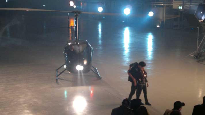 Helikopterstunt in hangaar